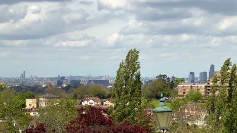 Lapso-De-Tiempo-Del-Horizonte-De-Londres-Panorámica-De-Izquierda-A-Derecha,-Toma-De-Lente-Larga-De-La-Central-Eléctrica-De-Battersea-Desde-Horniman-Gardens,-Forest-Hill,-Londres