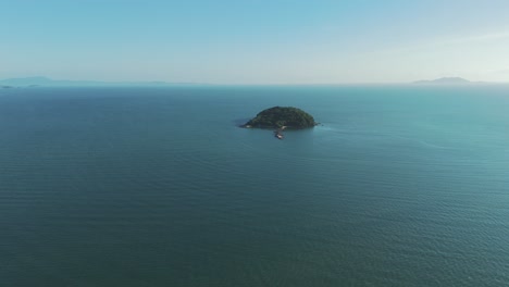 The-famous-'Ilha-do-Francês'-seen-from-above,-dividing-the-beaches-of-Jurerê-and-Canavieiras