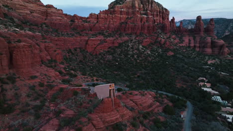 Antiguas-Rocas-Rojas-Con-La-Capilla-De-La-Santa-Cruz-En-Sedona,-Arizona,-Estados-Unidos.