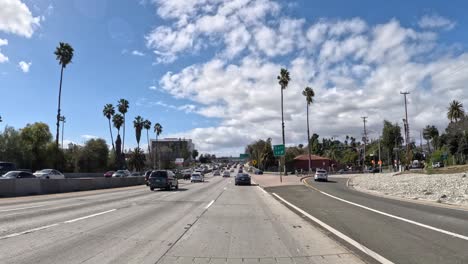 Timelapse-De-Día-Soleado-En-La-Autopista-110-En-Los-Ángeles,-Autos-Acelerando,-Cielo-Azul-Con-Nubes-Esponjosas,-Viaje-Urbano