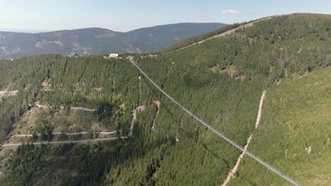 Lange-Brücke-über-Das-Tal,-Genannt-Sky-Bridge