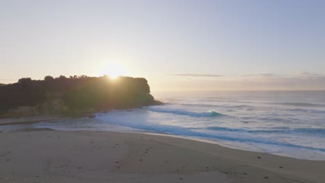 Drohnenaufnahme-Von-Werri-Beach-Bei-Sonnenaufgang,-Gerringong-In-New-South-Wales,-Australien