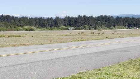 Cal-Ore-Life-Flight-Flugzeug-Landet-Auf-Der-Landebahn