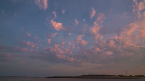 Zeitraffer-Des-Sonnenuntergangshimmels-Am-Wattenmeer-Bei-Hooksiel,-Norddeutschland-Mit-Malerischen-Roten-Wolken