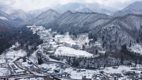 Valle-Montañoso-Cubierto-De-Nieve-En-La-Prefectura-De-Yamagata,-Vista-Desde-El-Templo-De-Yamadera