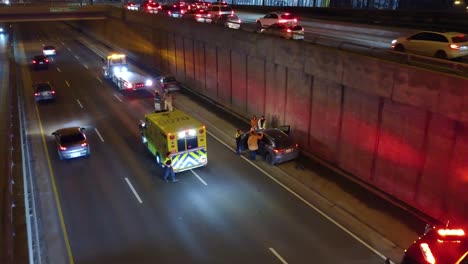 Accidente-Automovilístico-En-La-Carretera-Con-Ambulancia-Y-Camión-De-Bomberos-En-Escena