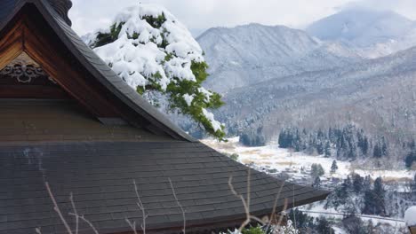 Techo-Del-Templo-Japonés-Y-Paisaje-Del-Valle-Cubierto-De-Nieve-De-Yamadera.