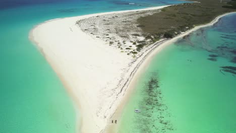 Cayo-de-agua-with-crystal-clear-waters-and-white-sands-at-takeoff,-aerial-view