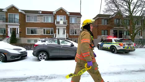 Einsatzfahrzeuge-Rücken-Zu-Einem-Autounfall-Aus,-Bei-Dem-Eine-Frau-Zwischen-Einem-Langsam-Fahrenden-Und-Einem-Liegengebliebenen-Fahrzeug-In-Montreal,-Québec,-Kanada-Eingequetscht-Wurde