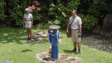 Alimentando-Una-Cometa-Brahminy-Durante-Un-Espectáculo-De-Aves-En-Bali.