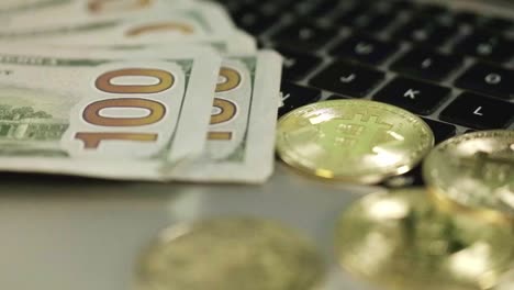 Online-Handel-Mit-USD-Dollar-Und-Krypto-Bitcoin-Auf-Dem-Laptop,-Investitionen-Verdienen-Sparen