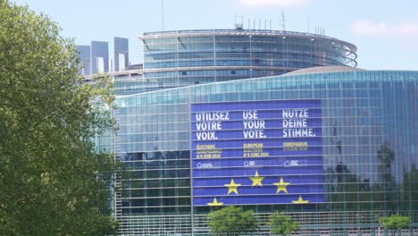 Nahaufnahme-Einer-Plakatwand-Mit-Der-Ankündigung-Der-Europawahlen-Am-9.-Juni-2024-Am-Gebäude-Des-Europaparlaments-In-Straßburg,-Frankreich
