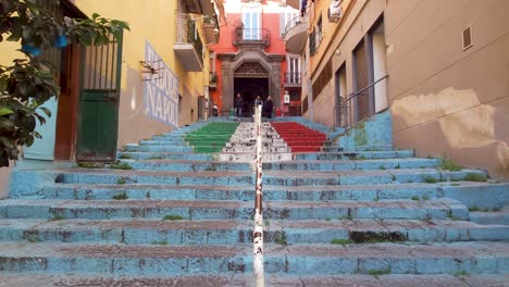 Gente-Caminando-Por-Las-Escaleras-Con-Los-Colores-De-La-Bandera-Italiana-En-Nápoles,-Italia