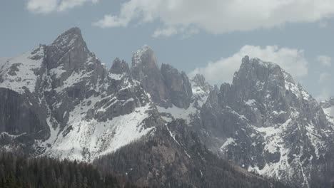 Nubes-Y-Picos-Escarpados-De-Las-Montañas-Dolomitas-En-El-Noreste-De-Italia.