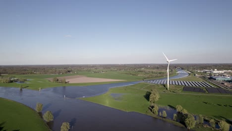 Langsamer-Anflug-Aus-Der-Luft-Auf-Eine-Windkraftanlage-In-Den-Niederlanden-Neben-Dem-Twentekanaal,-Der-Auf-Den-Fluss-Ijssel-Trifft