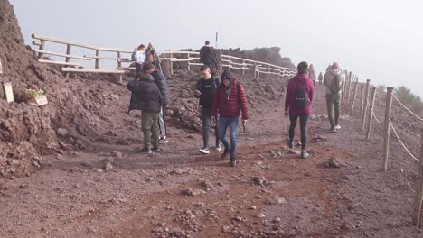 Viajeros-Caminando-Por-Un-Sendero-En-El-Cráter-Del-Monte-Vesubio-En-Nápoles,-Italia