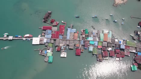 Luftaufnahme-Des-Dorfes-Bang-Bao-Aus-Der-Vogelperspektive-Auf-Der-Thailändischen-Insel-Koh-Chang-An-Einem-Sonnigen,-Klaren-Tag