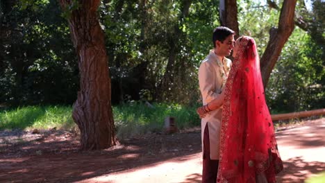 Feliz-Pareja-India-Besándose-El-Día-De-Su-Boda---Plano-Amplio