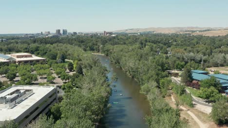 Drohnenaufnahmen-Von-Menschen,-Die-Im-Sommer-Den-Boise-River-Hinuntertreiben