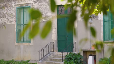 Toma-De-Establecimiento-Lento-De-La-Entrada-De-Una-Villa-Erosionada-En-Pignan,-Francia.