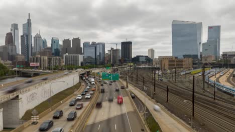 Tráfico-En-La-Autopista-Schuylkill-En-Dirección-Al-Centro-De-Filadelfia-Sobre-El-Río-Schuylkill-En-La-I-76