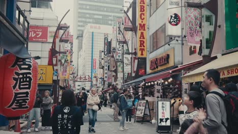 Downtown-Streets-With-Crowded-People-In-Tokyo,-Japan