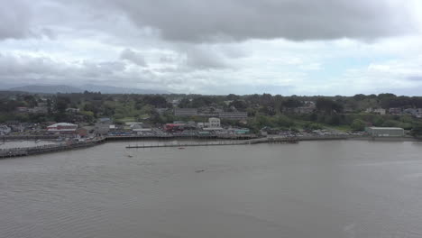 Campeonato-Mundial-De-Carreras-Fluviales-De-Lanchas-Motoras-Uim-2024-En-Bandon-Oregon,-Dron-Lento-Sobre-El-Río-Coquille