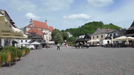 Market-Square-In-Kazimierz-Dolny,-Poland.-Hyperlapse-video