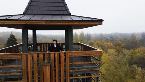 Mann-Steht-Im-Aussichtsturm-über-Dem-Wald,-Luftumlaufbahn