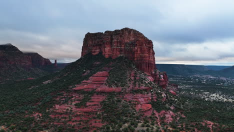 A-View-Of-Red-Rocks-Of-Courthouse-Butte-Near-Sedona-Town,-Arizona,-United-States