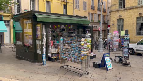 Iconic-newspaper-kiosk-in-Aix-en-Provence-in-France,-handheld-view