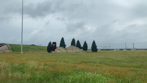 Round-Rock,-Texas-sign-near-I-35