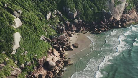 La-Imagen-De-Un-Dron-Captura-La-Cautivadora-Belleza-Del-Mar-Chocando-Contra-Un-Acantilado-Rocoso.