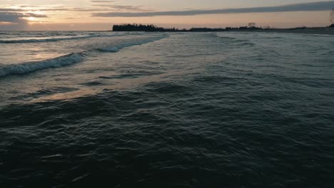 Tonos-Crepusculares-Sobre-Ondas-Sonoras-De-Owen-Con-Una-Tranquila-Línea-De-Horizonte,-Filmada-En-Ontario,-Canadá