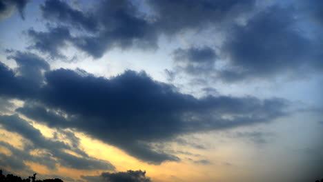 Wolken-Im-Zeitraffer,-Abends-Dunkle-Wolken-Ziehen-In-Die-Dunkelheit