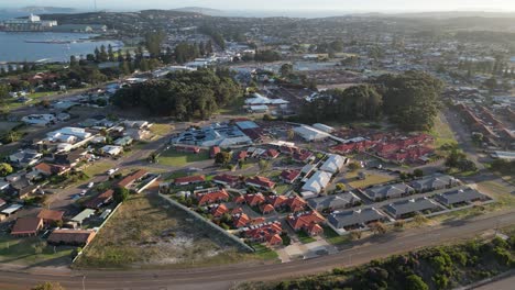 Casas-Nobles-De-Los-Suburbios-En-La-Ciudad-De-Esperance-Durante-La-Puesta-De-Sol,-Australia-Occidental