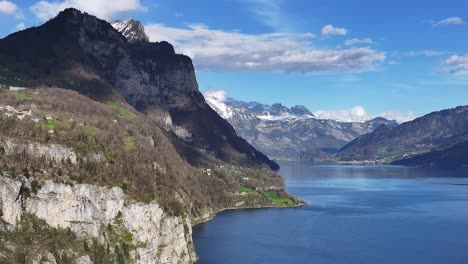 Una-Impresionante-Vista-Aérea-Que-Muestra-La-Ardiente-Belleza-Del-Lago-Walensee-Y-Los-Imponentes-Alpes-Suizos,-Un-Espectáculo-Digno-De-Contemplar.