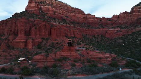 Chapel-of-the-Holy-Cross-Into-The-Red-Rock-Buttes-of-Sedona,-Arizona,-USA