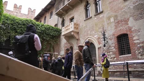 Turistas-Visitando-El-Balcón-De-Romeo-Y-Julieta-En-Verona