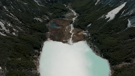 Vista-Panorámica-De-Laguna-Esmeralda-En-Ushuaia,-Provincia-De-Tierra-Del-Fuego,-Argentina---Disparo-De-Drone