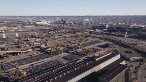 Una-Zona-Industrial-En-Hamilton,-Ontario,-Con-Amplios-Edificios-De-Almacenamiento-De-Vehículos-Y-Fábricas,-Vista-Aérea.