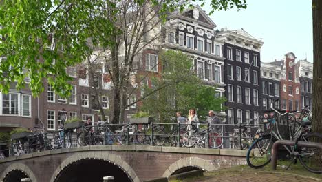 Fußgänger-Und-Radfahrer-Passieren-Eine-Brücke-In-Amsterdam