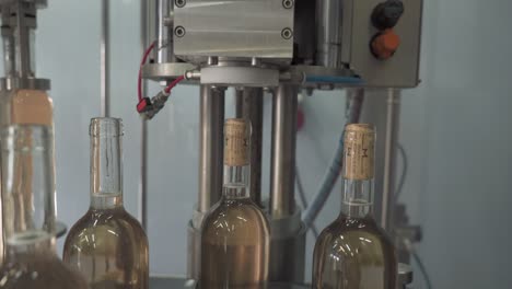 Máquina-De-Taponado-Automatizada-En-El-Trabajo-En-La-Planta-De-Fabricación-De-Vino-Rosado