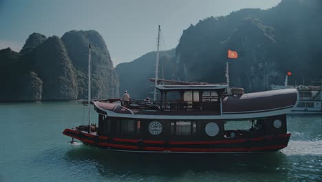 Seitenansicht-Eines-Lokalen-Bootes,-Das-In-Der-Bucht-Von-Lan-Ha-In-Vietnam-Segelt