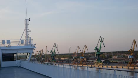 En-La-Zona-Del-Puerto,-Hay-Grúas-Altas-Para-Cargar-O-Descargar-Diversas-Cargas-Del-Barco.