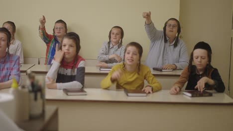 ultra--Orthodox-Jewish-students-with-a-kippahs-lerning-in-class,-wide