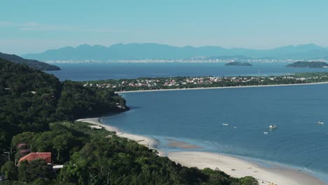 Ein-Rotierendes-Luftbild-Erfasst-Den-Malerischen-Forte-Beach-Mit-Daniela-Beach-Im-Hintergrund