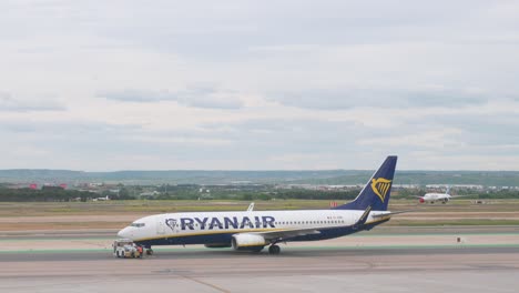 Ein-Flagcarrier-Der-Irischen-Billigfluggesellschaft-Ryanair-Ist-Auf-Der-Landebahn-Des-Flughafens-Adolfo-Suárez-Madrid-Barajas-Zu-Sehen,-Als-Er-Sich-Auf-Den-Abflug-Zu-Seinem-Ziel-In-Madrid,-Spanien,-Vorbereitet.