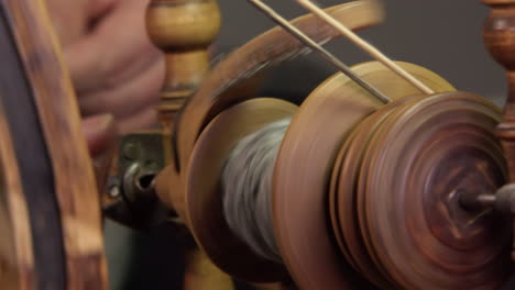 Nahaufnahme-Einer-Spinnradspule,-Die-Wolle-Zu-Garn-Spinnt,-Traditionelles-Handwerk