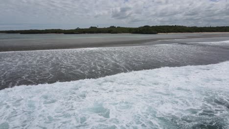 Drohnenannäherung-Vom-Pazifischen-Ozean-In-Richtung-Natadola-Beach,-Fidschi